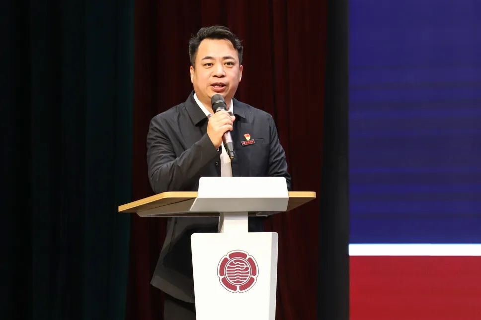 于鹏斌：无声的托举 | 北京四中雄安校区“我眼中的优秀同事（054）”